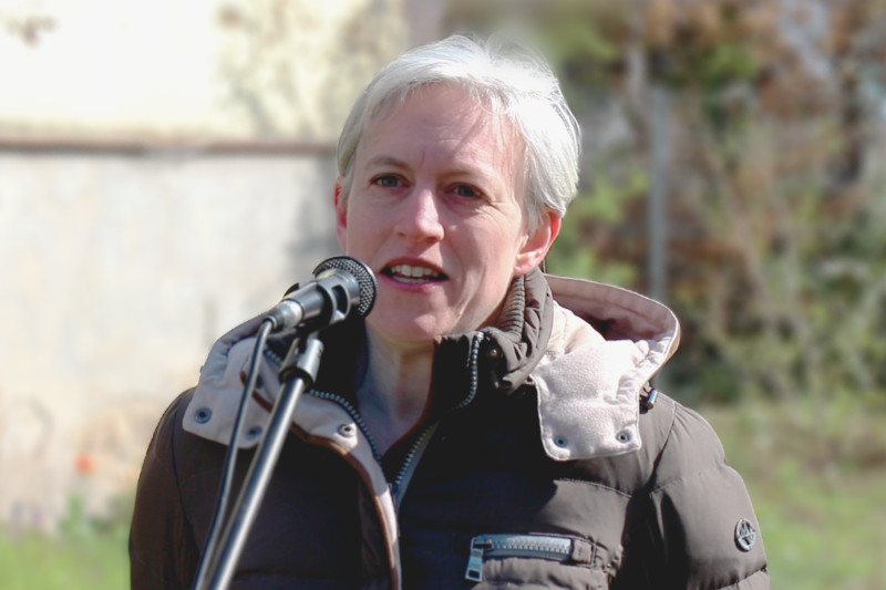 Sonja Wambsganß erklärt im Schulgarten bei der Eröffnung der Grumbeere-Quest das Projekt.